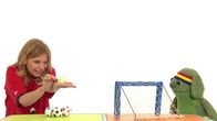 Die Sendung mit dem Elefanten – Tanja versucht den Ball ins Tor zu bekommen.