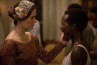 12 Years a Slave – Die schöne und einst so lebensfrohe Sklavin Patsey (Lupita Nyong'o, r.) erzürnt die Frau ihres Sklaventreibers, Mary Epps (Sarah Paulson, l.), weil sie das Interesse des sadistischen Edwin Epps geweckt hat. Nicht nur wird sie von diesem immer und immer wieder auf brutalste Art vergewaltigt, auch ist Patsey genau deswegen auch der Grausamkeiten seiner Frau ausgesetzt ...