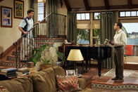 Two and a Half Men – Sind sich nicht einig: Charlie (Charlie Sheen, l.) und Alan (Jon Cryer, r.) ...