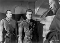 Wege zum Ruhm – Voller Verachtung beurteilt Colonel Dax (Kirk Douglas, Mi.) das feige Verhalten von Leutnant Roget (Wayne Morris, re.).