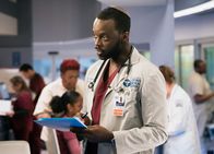 Chicago Med – Chicago Med Kaltfront - Cold Front Staffel 2, Episode 14 Er hat alles im Griff: Ato Essandoh als Dr. Isidore Latham
