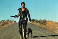 Mad Max 2 - Der Vollstrecker – Die Überlebenden der Katastrophe liefern sich gnadenlose Kämpfe um die letzten Treibstoffreserven der Erde. Einziger Hoffnungsträger in dieser schlechtesten aller Welten ist Ex-Polizist "Mad Max" (Mel Gibson).