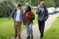 Tell me everything – Louis (Spike E. Fearn, l.) erklärt seinen Freunden Neve (Lauryn Ajufo, M.) und Jonny (Eden H. Davies, r.), dass er ab sofort nicht mehr der schüchterne und vorsichtige Typ ist, sondern sich und sein Leben ändern will.