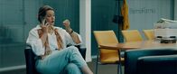 3 Hz – Patricia (Emilie De Roo), die Chefin von EternoFarma, in ihrem Büro.