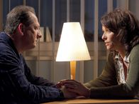 In aller Freundschaft – Marlene Rieger (Tamara Rohloff) bittet Klaus Rieger (Thomas Kügel) seinen neuen Lebensgefährten Siegfried nicht auszuschließen - er sollte hier an ihrer Stelle sitzen. Klaus liebt Siegfried wirklich, doch er will ihn nicht belasten.
