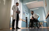 In aller Freundschaft – Der neue Arzt Dr. Ilay Demir (Tan Çağlar, re.) hat das Gefühl, sich gleich am ersten Tag beweisen zu müssen. Bei einer Patientin, die aus der Psychiatrie überwiesen wurde, will er unbedingt eine organische Ursache finden. In einem Gespräch unter vier Augen mit Chefarzt Dr. Kai Hoffmann (Julian Weigend, li.) wird klar, dass der neue Kollege sich zwar über Unterstützung freut, aber sehr ungern unterschätzt wird.