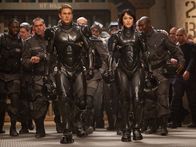 Pacific Rim – Raleigh Becket (Charlie Hunnam, vorne l.) und Mako Mori (Rinko Kikuchi, vorne r.) sind drift kompatibel. Das heißt, sie können zusammen durch Gedankenkopplung einen humanodien Kampfroboter gegen außerirdische Monster steuern ...