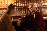 Hacks – In der Bar wird Deborah (Jean Smart) von einem jüngeren Mann (Devon Sawa) umgarnt. Doch liegt es an ihrem Charme – oder an ihrem Ruhm?