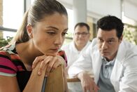 In aller Freundschaft – Schwester Arzu Ritter (Arzu Bazman, links) hat ihre mündliche Prüfung zur Hebamme nicht geschafft. Ihr Mann Dr. Philipp Brentano (Thomas Koch, rechts) und ihr Kollege Hans-Peter Brenner (Michael Trischan (hinten) schaffen es nicht, sie zu trösten. Nun hat sie vor der morgen anstehenden praktischen Prüfung noch mehr Beklemmung.