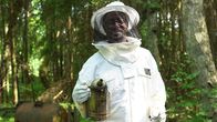 Yared kommt rum – Yared Dibaba geht mit den Bienen in Imkerkluft auf Tuchfühlung