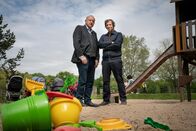 Wilsberg – Des einen Freud, des anderen Leid: Georg Wilsberg (Leonard Lansink, l.) will Ekki Talkötter (Oliver Korittke, r.) nur schützen, doch Ekki versteht Wilsbergs Skepsis gegenüber Ekkis Vaterschaft als Neid eines kinderlosen Mannes.