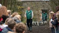 Tatort (WDR) – Undercover-Kommissar beim Pinguin-Walk: Kommissar Frank Thiel (Axel Prahl, M) ermittelt undercover im Zoo. Das Wohl der watschelnden Seevögel liegt ihm besonders am Herzen.