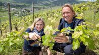 Lecker an Bord – Frank Buchholz (l) besucht Katharina Frey-Treseler vom Weingut Dr Frey.