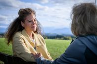 Sturm der Liebe – Wilma (Birgit Koch, r.) verabschiedet sich für immer von der arglosen Ana (Soluna-Delta Kokol, l.)