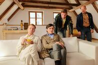 Leberkäsjunkie – L-R: Raphael Schäfer (Robert Stadlober), Conny Ziegler (Manuel Rubey), Franz Eberhofer (Sebastian Bezzel), Rudi Birkenberger (Simon Schwarz).