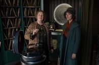 Babylon Berlin – Charlotte Ritter (Liv Lisa Fries, re.) kauft eine Schlagerplatte bei der Verkäuferin (Antonia Holfeder).