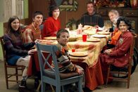 The Middle – Wird das Thanksgiving-Dinner trotz aller Katastrophen doch noch zum Erfolg? Zumindest haben sich alle um den Tisch versammelt: Brick (Atticus Shaffer, vorne), Sue (Eden Sher, vorne l.), Brad (Brock Ciarlelli, 2.v.vorne l.), Axl (Charlie McDermott, 2.v.hinten l.), Mike (Neil Flynn, hinten), Big Mike (John Cullum, 2.v.hinten r.), Tante Ginny (Frances Bay, 2.v.vorne. r.) und Tante Edie (Jeanette Miller, vorne r.) ...; Wird das Thanksgiving-Dinner trotz aller Katastrophen doch noch zum Erfolg? Zumindest haben sich alle um den Tisch versammelt: Brick (Atticus Shaffer, vorne), Sue (Eden Sher, vorne l.), Brad (Brock Ciarlelli, 2.v.vorne l.), Axl (Charlie McDermott, 2.v.hinten l.), Mike (Neil Flynn, hinten), Big Mike (John Cullum, 2.v.hinten r.), Tante Ginny (Frances Bay, 2.v.vorne. r.) und Tante Edie (Jeanette Miller, vorne r.) ...