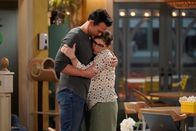 Call Me Kat – Max (Cheyenne Jackson, l.); Kat (Mayim Bialik, r.)