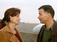 In aller Freundschaft – MDR Fernsehen IN ALLER FREUNDSCHAFT FOLGE 250, "Eine Frage der Menschlichkeit" Uhr. Roland Heilmann (Thomas Rühmann) fliegt in den Kosovo, um dort medizinische Geräte zu spenden. Dort wird er von Dunja Batisz (Sabine Vitua) empfangen, die für eine Organisation für Wiederaufbau arbeitet.