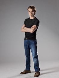 MacGyver – Angus "Mac" MacGyver (Lucas Till)