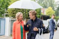 Die Rosenheim-Cops – Polizeihauptmeister Mohr (Max Müller, M.) begleitet die Augenzeugin Beatrice Böttcher (Wookie Mayer, l.) aufs Präsidium, während Kommissar Hansen (Igor Jeftić, r.) am Tatort bleibt.