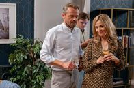 Sturm der Liebe – Das Missverständnis mit Lale klärt sich vor Erik (Sven Waasner, l. vorne mit Lukas Leibe, M. hinten) und Yvonne (Tanja Lanäus, r. vorne) amüsiert auf.