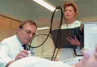 In aller Freundschaft – Prof. Simoni (Dieter Bellmann) bekommt während einer Untersuchung von Oberschwester Ingrid (Jutta Kammann) die Nachricht von der Einlieferung Reimers.