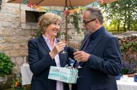 Der Ranger - Paradies Heimat – Zu Monikas (Heike Jonca, l.) Geburtstag lässt es sich Karl (Matthias Brenner, r.) nicht nehmen, auf ihre beiden Familien anzustoßen.