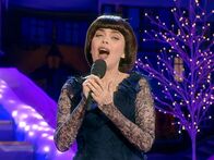 Die größten Weihnachts-Kulthits – Aus den SWR-Archiven zusammengestellt. Mireille Mathieu singt "Du lieber Weihnachtsmann".