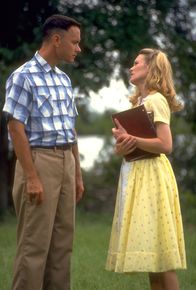 Forrest Gump – Forrest (Tom Hanks, l.) ist auf der Suche nach seiner Sandkastenliebe Jenny (Robin Wright, r.), um ihr einen Heiratsantrag zu machen. Obwohl er immer wieder von ihr zurückgewiesen wurde, kämpft Forrest unbeeindruckt weiter um ihr Herz ...