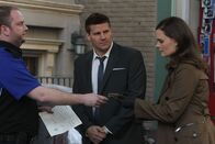 Bones - Die Knochenjägerin – BU: Special Agent Seeley Booth (David Boreanaz) und Dr. Temperance "Bones" Brennan (Emily Deschanel)BB: siebte Staffel, OT: The Warrior in the Wuss Bones VII Ep 10_02