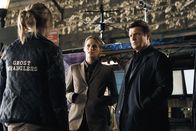 Castle – Der Mord an einem Geisterjäger beschäftigt Richard Castle (Nathan Fillion, r.) und Kate Beckett (Stana Katic, M.).