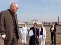 In aller Freundschaft – Der berühmte Schriftsteller Emil Lerchfeld (Otto Mellies, li.) steht mit der vermeintlichen Diagnose Alzheimer auf dem Klinikdach. Weder Dr. Kaminski (Udo Schenk, mi.), noch Barbara Grigoleit (Uta Schorn, re.) oder Oberschwester Ingrid (Jutta Kammann, hinten li.) schaffen es, Lerchfeld vom Rand des Daches zu bewegen. Erst als Dr. Kathrin Globisch (Andrea Kathrin Loewig, 2.v.re.) mit der neuen Diagnose schwarz auf weiß kommt, lässt sich Lerchfeld überzeugen.