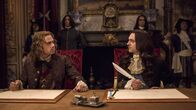 Versailles – Chevalier (Evan Williams), Philippe (Alexander Vlahos); ONE VERSAILLES, STAFFEL 3, FOLGE 2, "Vertrauensfragen" Uhr. Chevalier (Evan Williams), Philippe (Alexander Vlahos)