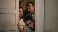 Speechless – Stehen JJ zur Seite, als er sich in ein Mädchen verliebt hat: Maya (Minnie Driver, Mitte), Jimmy (John Ross Bowie, unten) und Kenneth (Cedric Yarbrough, oben) ...