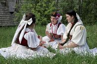 Die sieben Raben – Die Mädchen aus dem Dorf unterhalten sich über ein großes Geheimnis