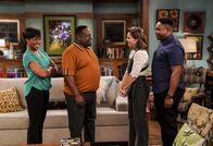 The Neighborhood – (v.l.n.r.) Tina Butler (Tichina Arnold); Calvin Butler (Cedric the Entertainer); Chloe (Alexandra Chando); Marty Butler (Marcel Spears)