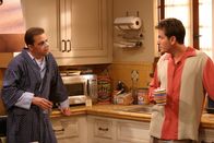 Two and a Half Men – Alan (Jon Cryer, l.), der Charlie (Charlie Sheen, r.) eindringlich vor den Fußballermüttern gewarnt hat, merkt nicht, dass diese ihn selbst schon lange im Visier haben ...