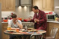 Two and a Half Men – Auf der Suche nach Spielkameraden für ihren Pflegesohn Louis, machen Alan (Jon Cryer, r.) und Walden (Ashton Kutcher, l.) Bekanntschaft mit Danielle, Laurel und Julie, den attraktiven, sexhungrigen Müttern von Louis' potenziellen neuen Spielkameraden ...