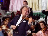 André Rieu - Das große Open-Air-Konzert – André Rieu feiert das Weihnachtsfest im niederländischen Maastricht zu Hause in seinem wunderschönen Schloss. Gemeinsam mit dem Orchester, Sopranistinnen und Tenören zelebriert André Rieu ein weihnachtliches Konzert aus dem verschneiten Park des Anwesens.