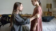 Ein Wunder – Alma (Sara Ciocca, re.) fällt der Abschied von Kindermädchen Olga (Irena Goloubeva, li.) besonders schwer.