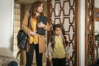 Spreadsheet – Lauren (Katherine Parkinson, l.); Lola (Maila Latukefu, r.)