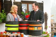 Die Rosenheim-Cops – Bürgermeister Schretzmayer (Jürgen Tonkel, r.) versucht Marie (Karin Thaler, l.) die neuen Bier-Pops schmackhaft zu machen.