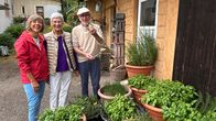 Expedition in die Heimat – Annette Krause mit Renate und Roy Kieferle – Pioniere der Naturkostküche Besuch im Kräutergarten.
