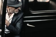 111 – Ein Mann sitzt in einem Auto