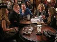 Modern Family – V.l.: Gloria (Sofía Vergara), Mitchell (Jesse Tyler Ferguson), Cameron (Eric Stonestreet), Claire (Julie Bowen), Haley (Sarah Hyland)