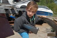 Die Pfefferkörner – ARD/NDR DIE PFEFFERKÖRNER FOLGE 137, "Gefährlicher Gegner" Uhr im ERSTEN. Klein, aber gemein: Leif (Niklas Post) versteckt seinen Laptop auf dem Gelände der Bootslagerei und macht Anton damit zum Hauptverdächtigen.