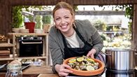 Zora kocht's einfach – Zora Klipp, Köchin, mit dem Lieblingsgericht ihres Vaters: Tajine mit Huhn. (Weitere Bilder auf Anfrage)