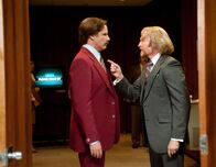 Anchorman - Die Legende kehrt zurück – Droht erneut der große Fall für Ron (Will Ferrell, l.)? Der schwerreiche Kench Allenby (Josh Lawson, r.) möchte auf gar keinen Fall, dass eine Story verbreitet wird. Sie zu kippen, wäre jedoch gegen das journalistische Berufsethos ...