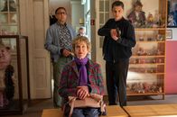 SOKO Stuttgart – Nachdem der Leiter des "Haus des Schweines" tot aufgefunden wird, wird das Museum als Tatort versiegelt. Dennoch treffen Kommissar Rico Sander (Benjamin Strecker, r.) und der Leiter der KTU Jan Arnaud (Mike Zaka Sommerfeldt, l.) dort auf Ruth Hildebrand (Beatrice Richter). Das Opfer hatte ihr vor ein paar Tagen Hausverbot erteilt, weil die ältere Dane angeblich seit geraumer Zeit begonnen hatte, die Exponate anzufassen. Kam es deshalb zum tödlichen Streit?
